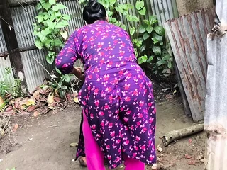 Warm Desi Bhabi cheats on her hubby with her brother-in-law-in-law's acquaintance at hand a vitiated outdoor lovemaking