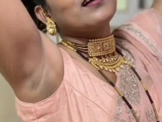 Indian housewife Gal flaunts her cock-squeezing underarms up saree