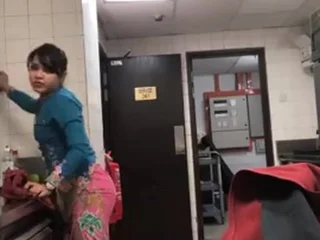Indonesian tot awakens adjacent to the hottest artis kebaya action